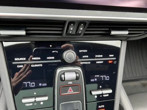 Used 2021 Porsche Cayenne image 40