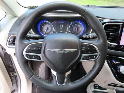 Certified 2024 Chrysler Pacifica Touring-L FWD image 15