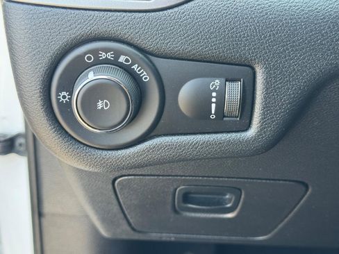 Used 2019 Jeep Cherokee Latitude w/ Popular Appearance Group AWD/4WD image 23