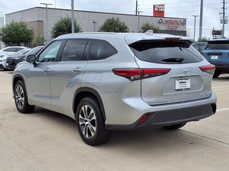 Used 2023 Toyota Highlander XLE FWD video 2