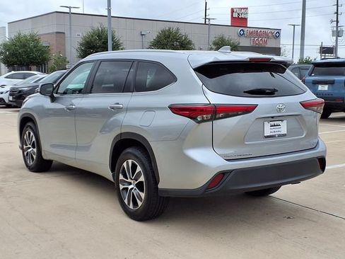 Used 2023 Toyota Highlander XLE FWD image 2