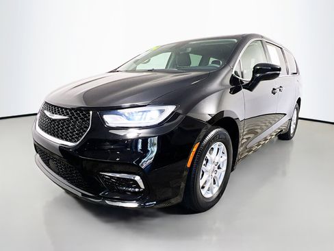 Used 2024 Chrysler Pacifica Touring-L image 10