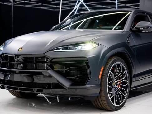 Used 2025 Lamborghini Urus SE image 4