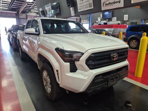 Used 2025 Toyota Tacoma SR5 AWD/4WD image 5