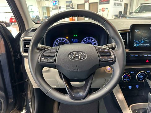 Used 2020 Hyundai Venue image 16