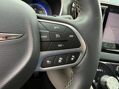 Used 2024 Chrysler Pacifica Touring-L FWD image 17