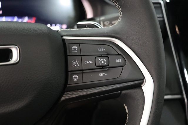 Used 2023 Jeep Grand Cherokee Altitude AWD/4WD image 20