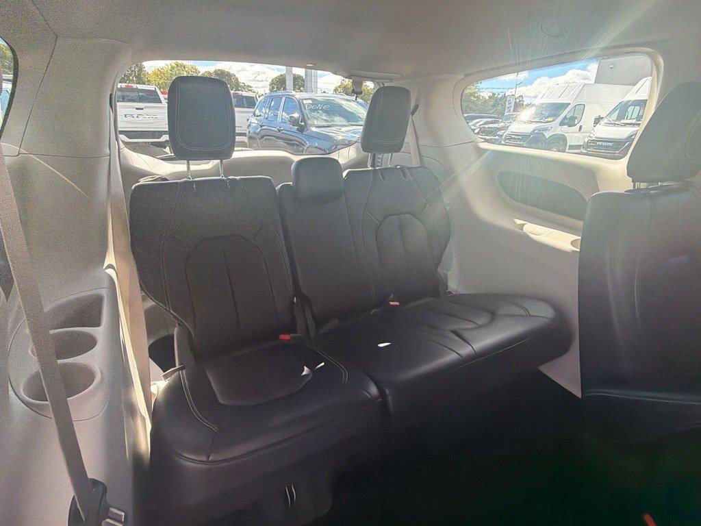 Used 2024 Chrysler Pacifica Touring-L FWD image 19