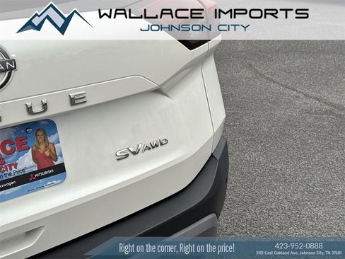 Used 2023 Nissan Rogue SV image 2