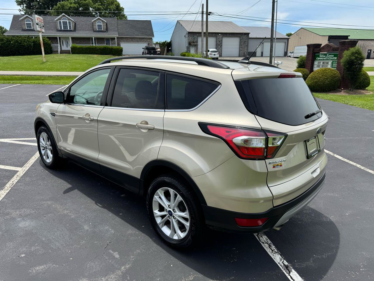 Used 2018 Ford Escape SE w/ SE Sync 3 Package AWD/4WD image 4