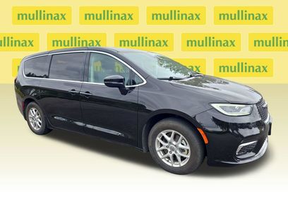 Used 2024 Chrysler Pacifica Touring-L