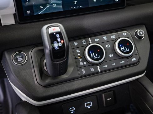 Used 2023 Land Rover Defender 90 S image 31