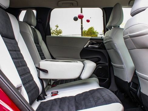 New 2025 Mitsubishi Outlander SE image 39