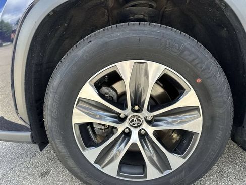 Used 2025 Toyota Highlander XLE AWD/4WD image 21