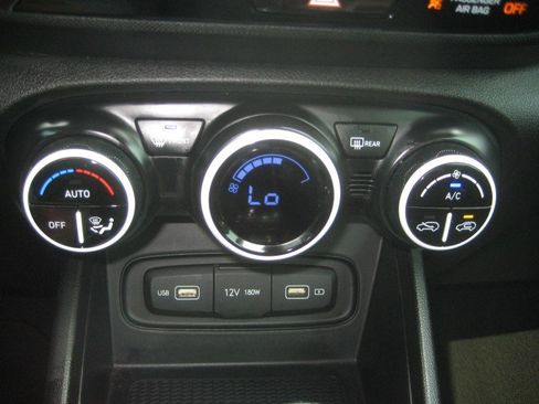 Used 2022 Hyundai Venue Limited image 19