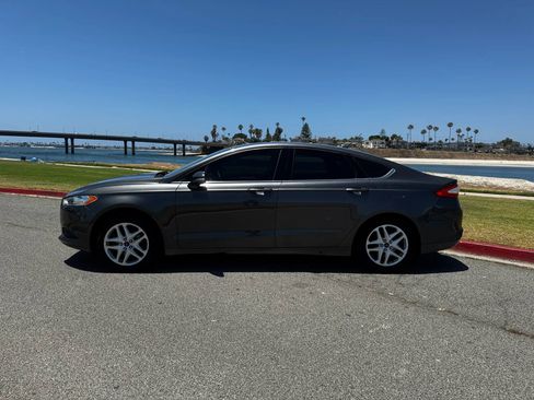 Used 2016 Ford Fusion SE FWD image 2