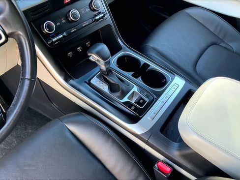 Used 2022 Kia Carnival LX image 16