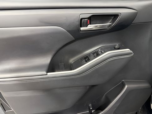 Used 2022 Toyota Highlander XSE FWD image 9