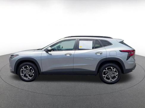 Used 2025 Chevrolet Trax LT w/ LT Convenience Package FWD image 7