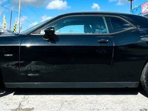 Used 2017 Dodge Challenger R/T image 2