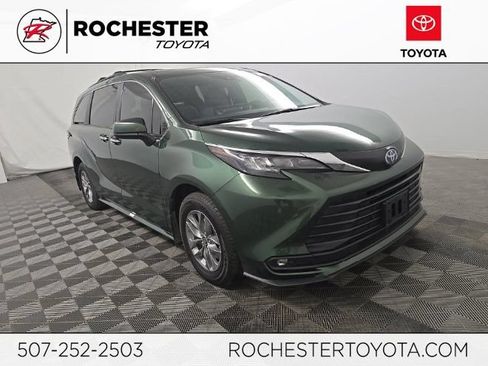 Used 2025 Toyota Sienna XLE FWD image 1
