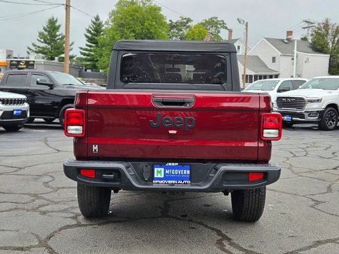 Used 2022 Jeep Gladiator Sport image 4