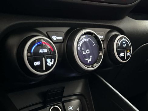 Used 2024 Hyundai Venue Limited FWD image 19