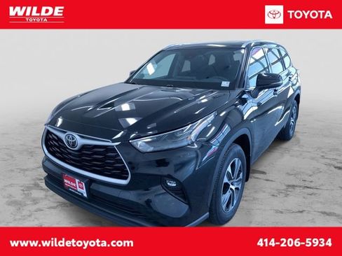 Used 2022 Toyota Highlander XLE AWD/4WD image 1