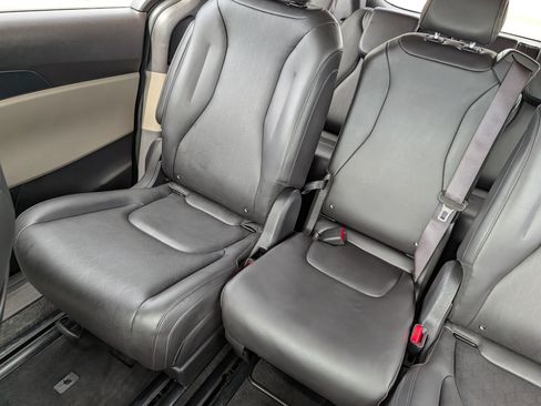 Certified 2026 Kia Carnival FWD image 12