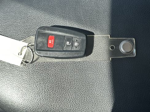Used 2025 Toyota RAV4 XLE AWD/4WD image 36