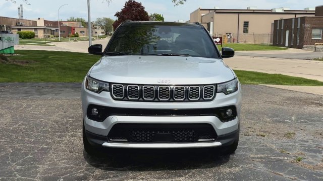 Used 2025 Jeep Compass Limited AWD/4WD image 3