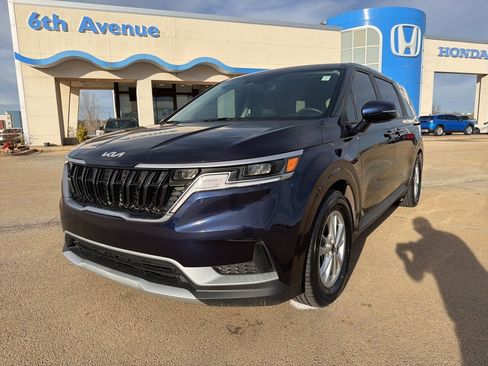 Used 2024 Kia Carnival LX image 1