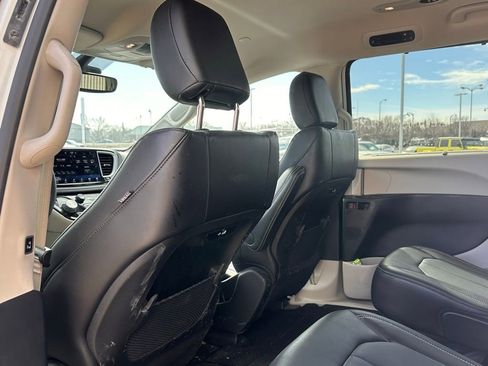 Used 2023 Chrysler Pacifica Touring-L image 13