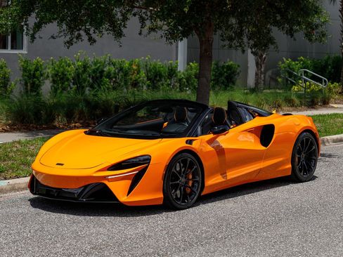 Used 2025 McLaren Artura Spider RWD image 20