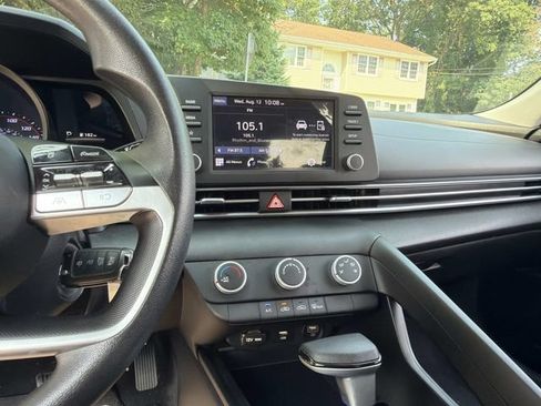 Used 2023 Hyundai Elantra SE w/ Preferred Accessory Package FWD image 21