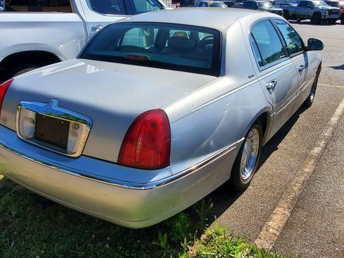 Used 2000 Lincoln Town Car Executive RWD image 9