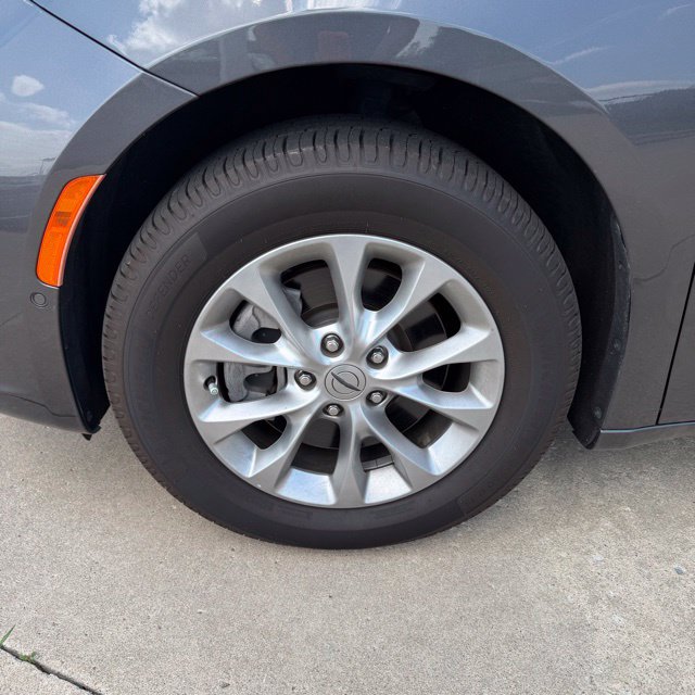 Used 2023 Chrysler Pacifica Touring-L AWD/4WD image 10
