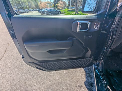 Used 2025 Jeep Gladiator Sport image 14