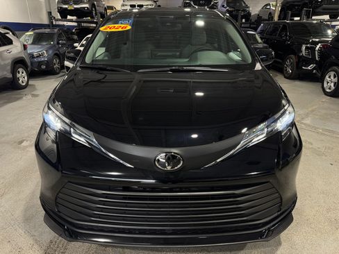 Used 2026 Toyota Sienna LE FWD image 2