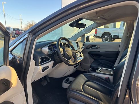 Used 2023 Chrysler Pacifica Touring-L image 10