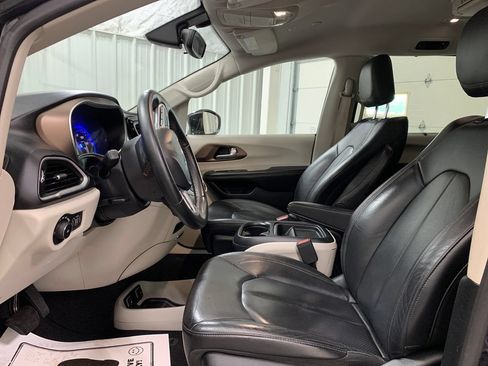 Used 2018 Chrysler Pacifica Touring-L w/ Tire & Wheel Group FWD image 4