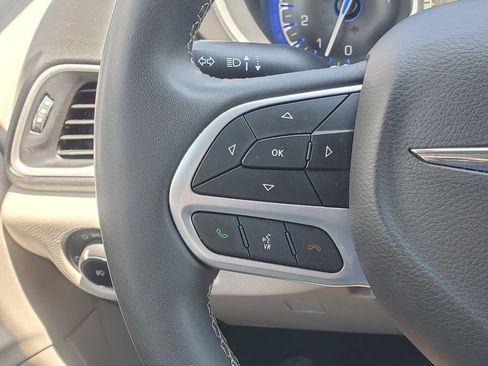 Used 2024 Chrysler Pacifica Touring-L FWD image 15