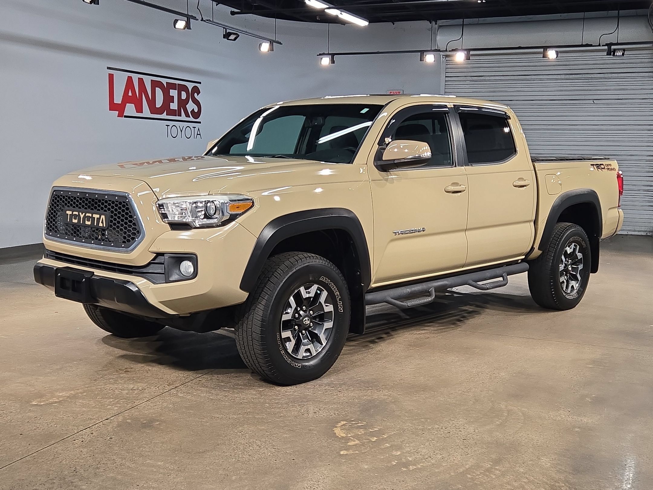 Used 2016 Toyota Tacoma TRD Off-Road w/ Premium & Technology Package RWD image 3