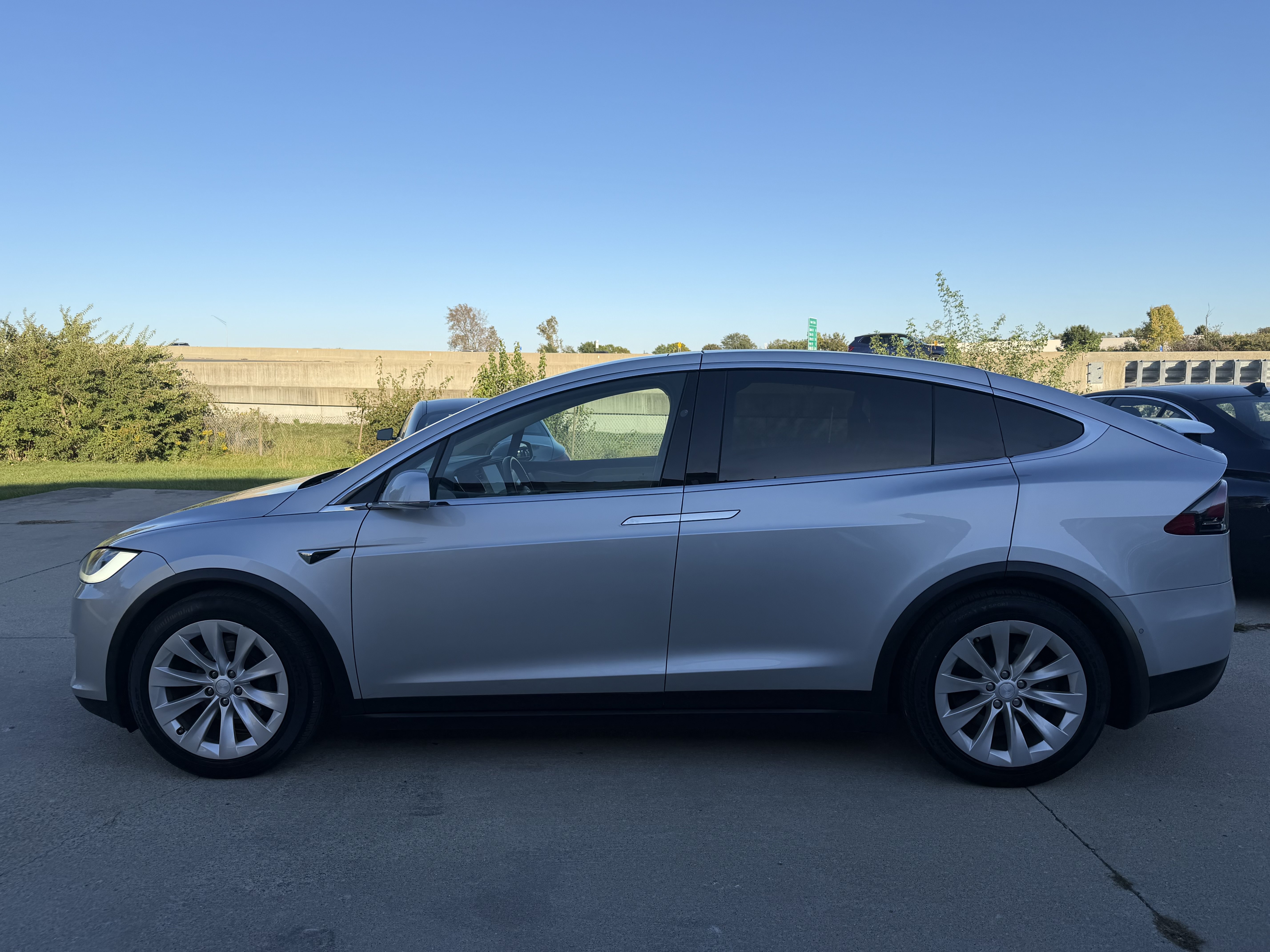 Used 2018 Tesla Model X 75D AWD/4WD image 2