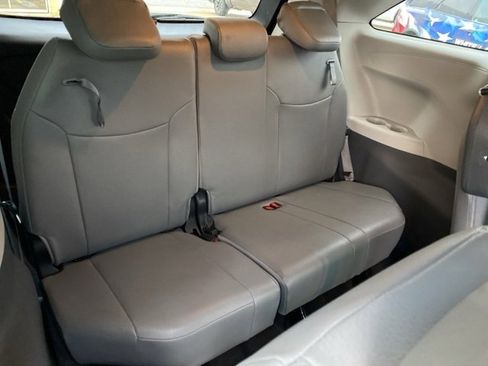 Used 2024 Toyota Sienna XLE image 33