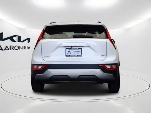 Used 2023 Kia Niro EX FWD image 5