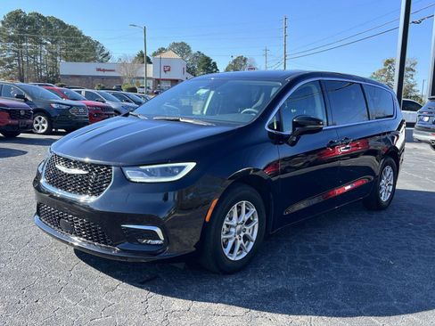 Used 2024 Chrysler Pacifica Touring-L image 7