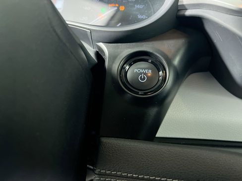 Used 2025 Toyota Sienna XLE image 21