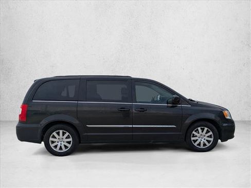 Used 2014 Chrysler Town & Country Touring image 4