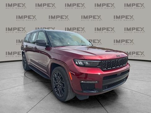 Used 2025 Jeep Grand Cherokee L Summit w/ Advanced Protech Group IV AWD/4WD image 4